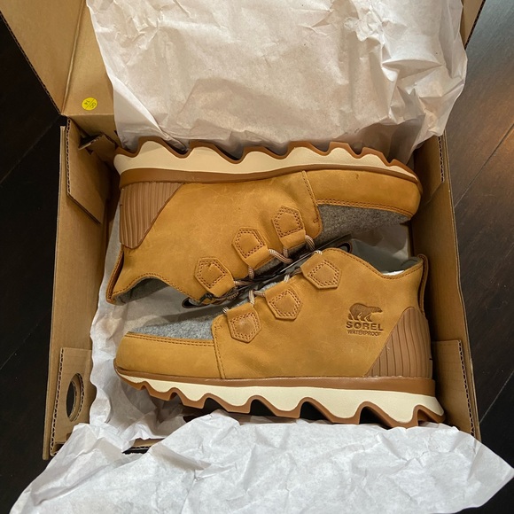 SOREL WOMENS KINETIC CARIBOU WATERPROOF BOOTS IN CAMEL BROWN/ GRAY -NIB - Picture 11 of 16